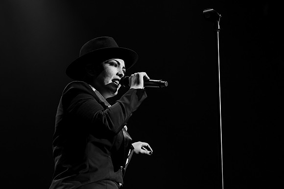 Caro Emerald 5 b&w